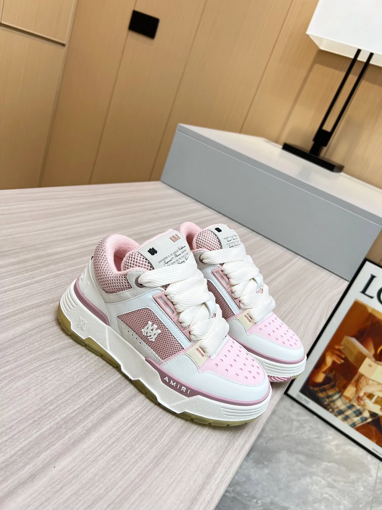 p620💰Men's shoes Amiri Emile's 2023 spring and summer new MA-1 bread shoes, couple models, casual sports shoes, sneakers Amiri gave up the rock punk style in the new season and used a large number of unsaturated colors, Morandi tones, whether you see or wear them, it will make people very happy. The large tongue of the bread shoes continues, shortens the length of the shoe body, thickens the midsole, and the toe part is more rounded. Amiri's brand letters and MA logo appear on the side of the shoe. Fabric: Original customized imported first-layer cowhide + mesh. Lining: Original customized breathable towel lining. Outsole. Foam combination material. Bottom thickness: 4CM. Size: Men's 39-45